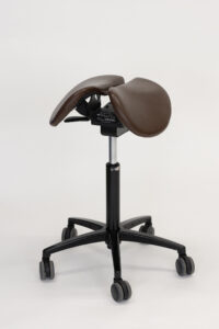 edullinen vintage satulatuoli ruskea